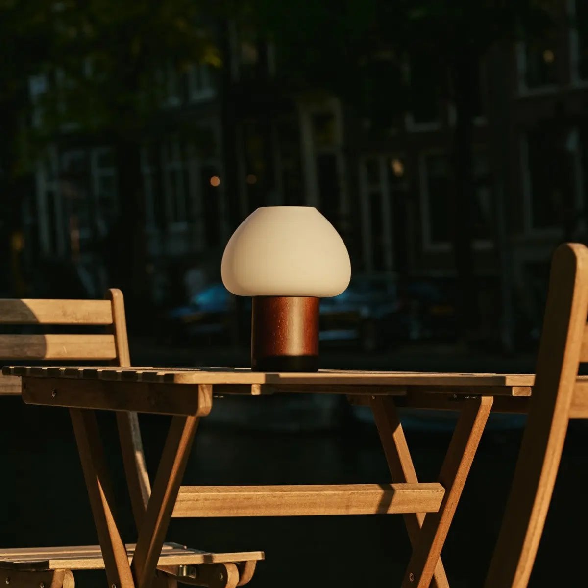 Fynn Mørkebrun genopladelig træ bordlampe