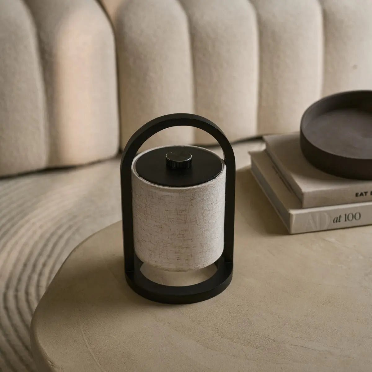 River Black genopladelig træ bordlampe