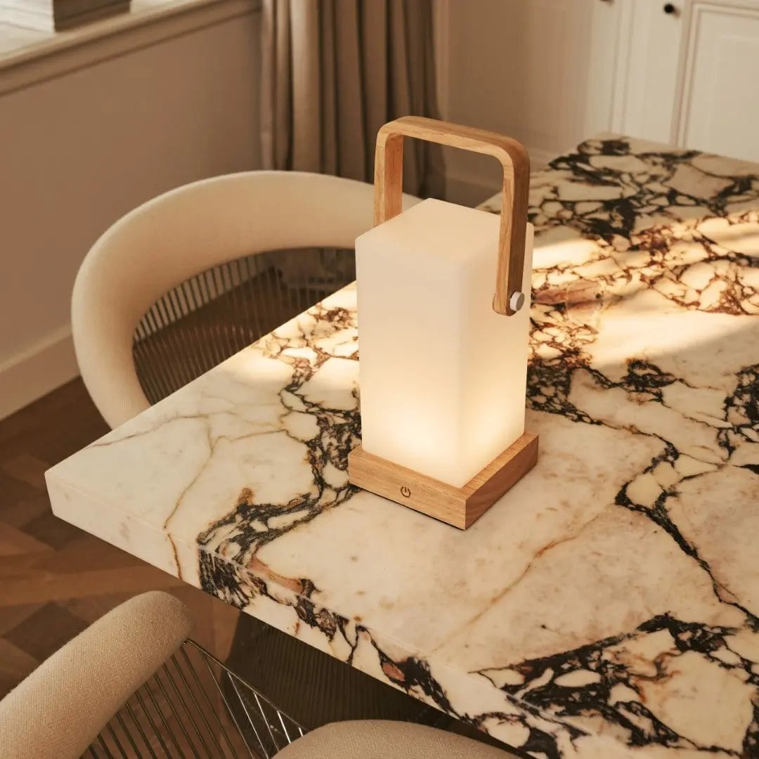 Harper lysebrun genopladelig træ bordlampe