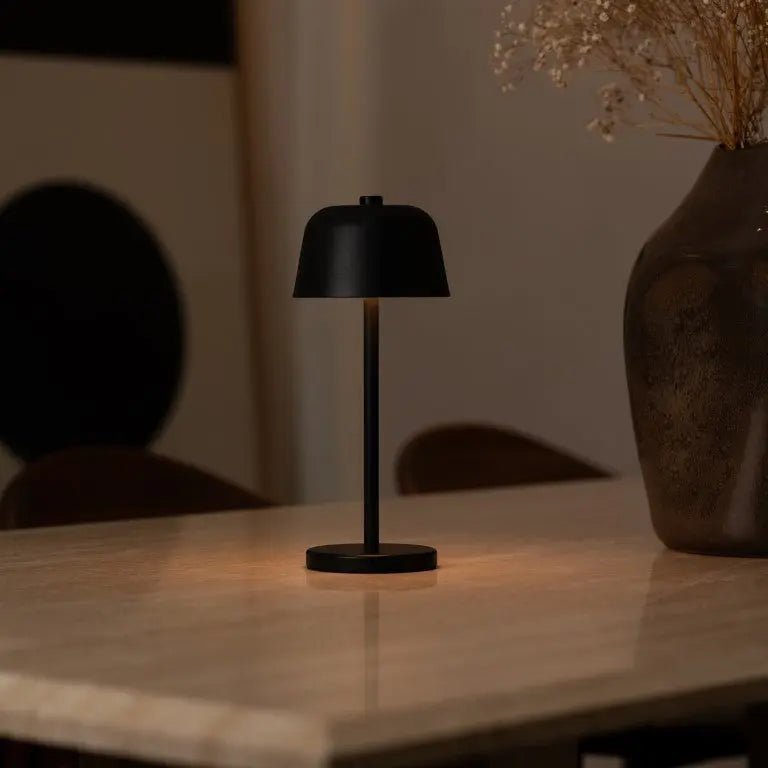 Anton Sort genopladelig bordlampe