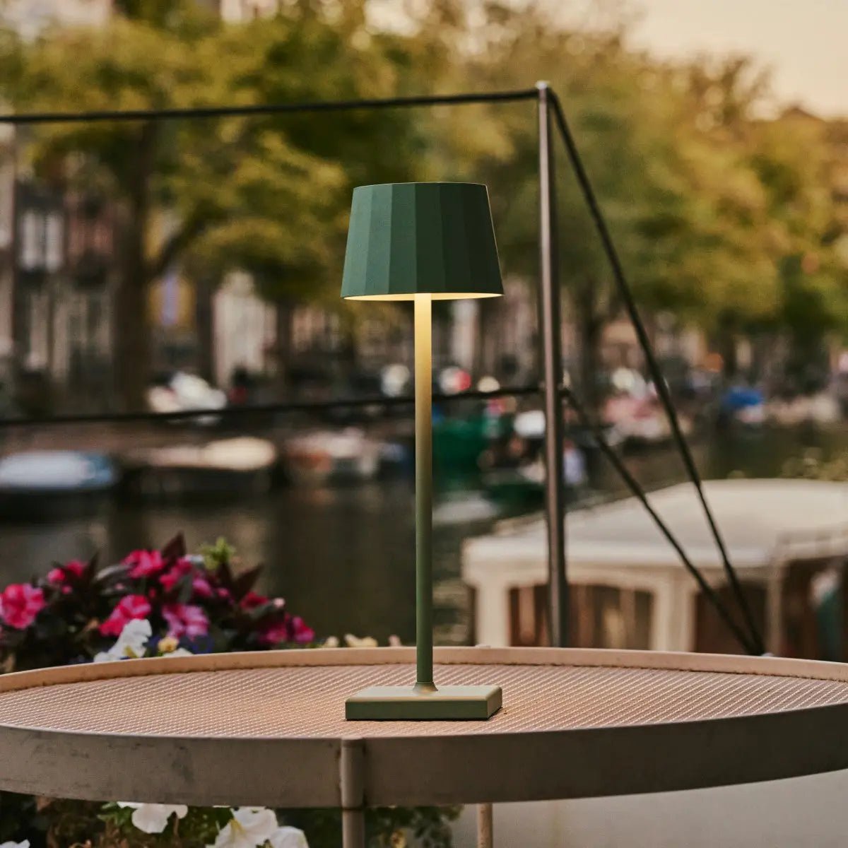 Wouter Sage Grøn genopladelig bordlampe