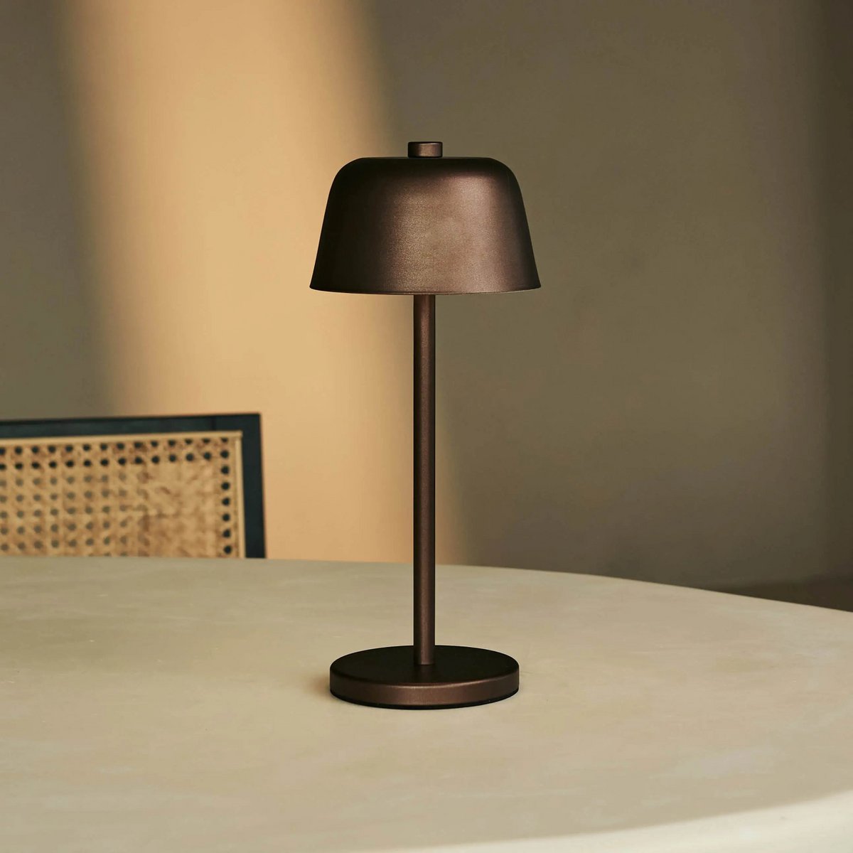 Anton Espresso Brun genopladelig bordlampe