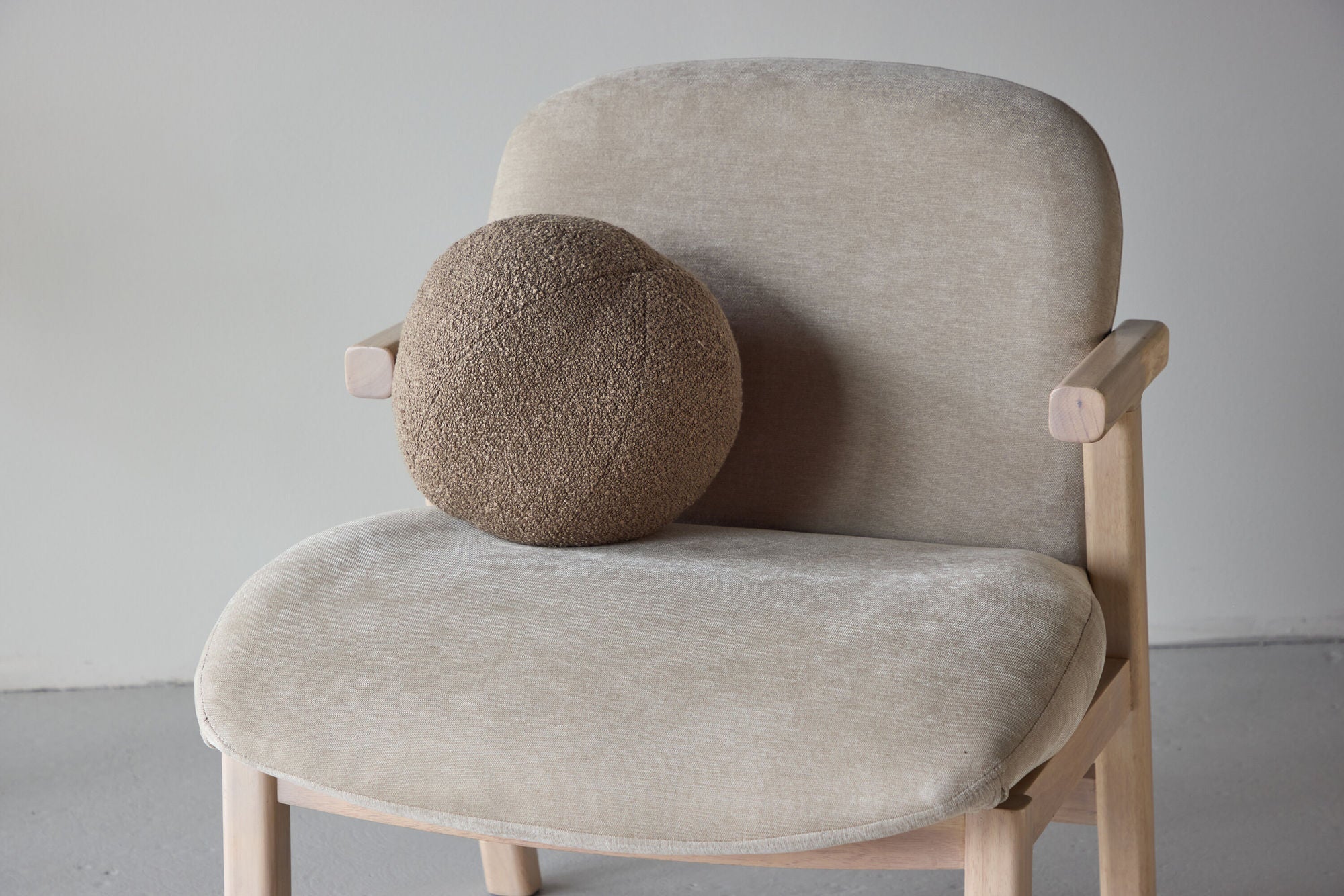 Venture Home Rile Armchair - Whitewash/ Beige