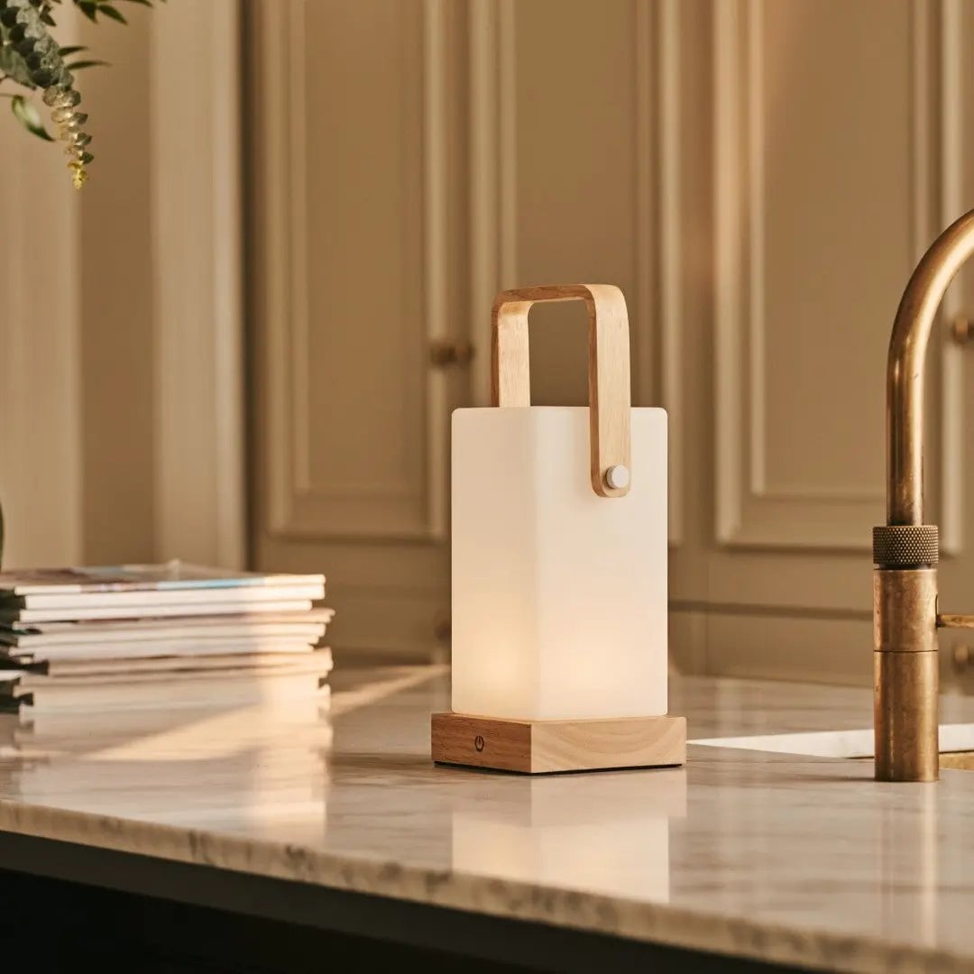Harper lysebrun genopladelig træ bordlampe