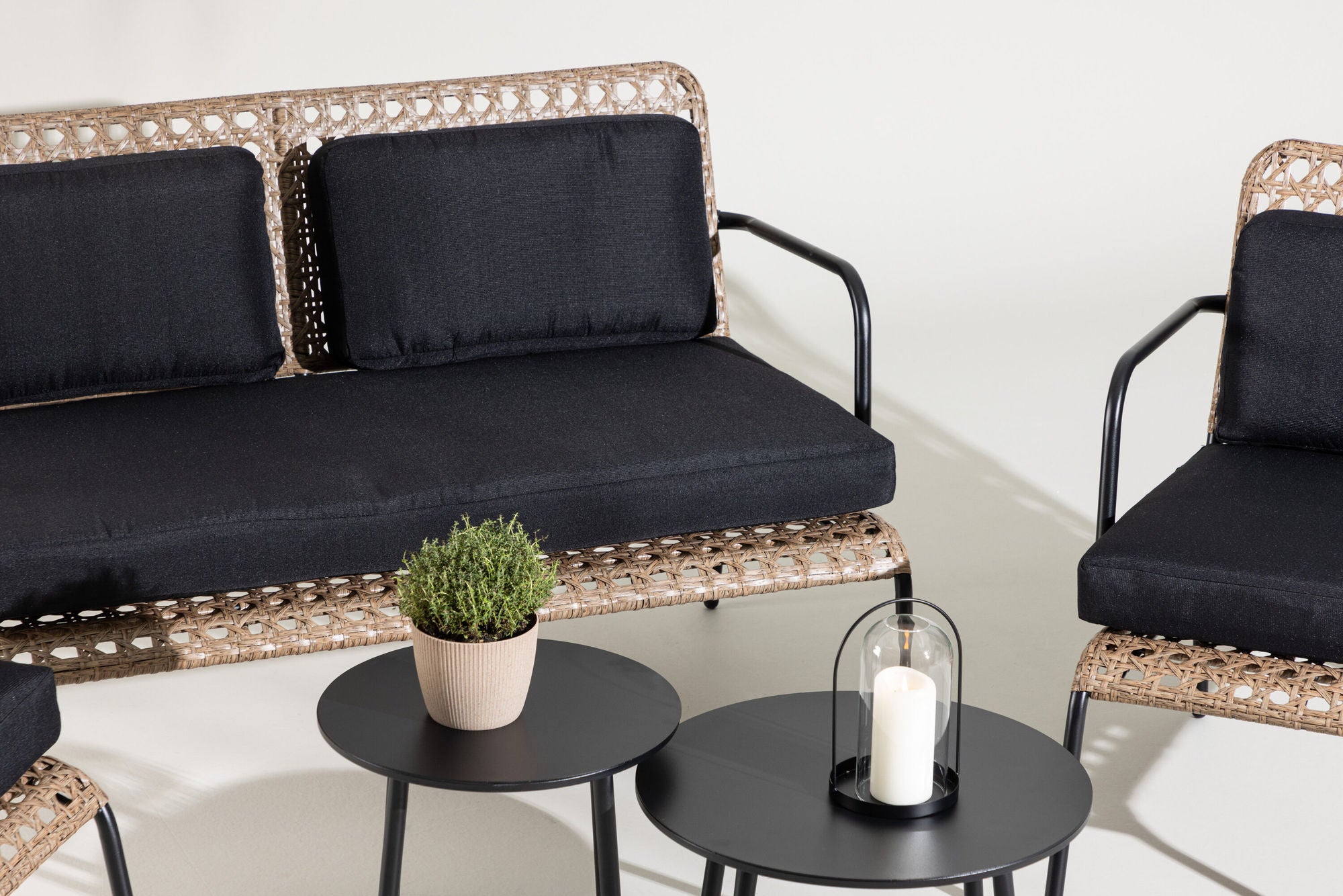 Venture Home Paola Sofa set - Black Steel / Nature Wicker / Black Cushion