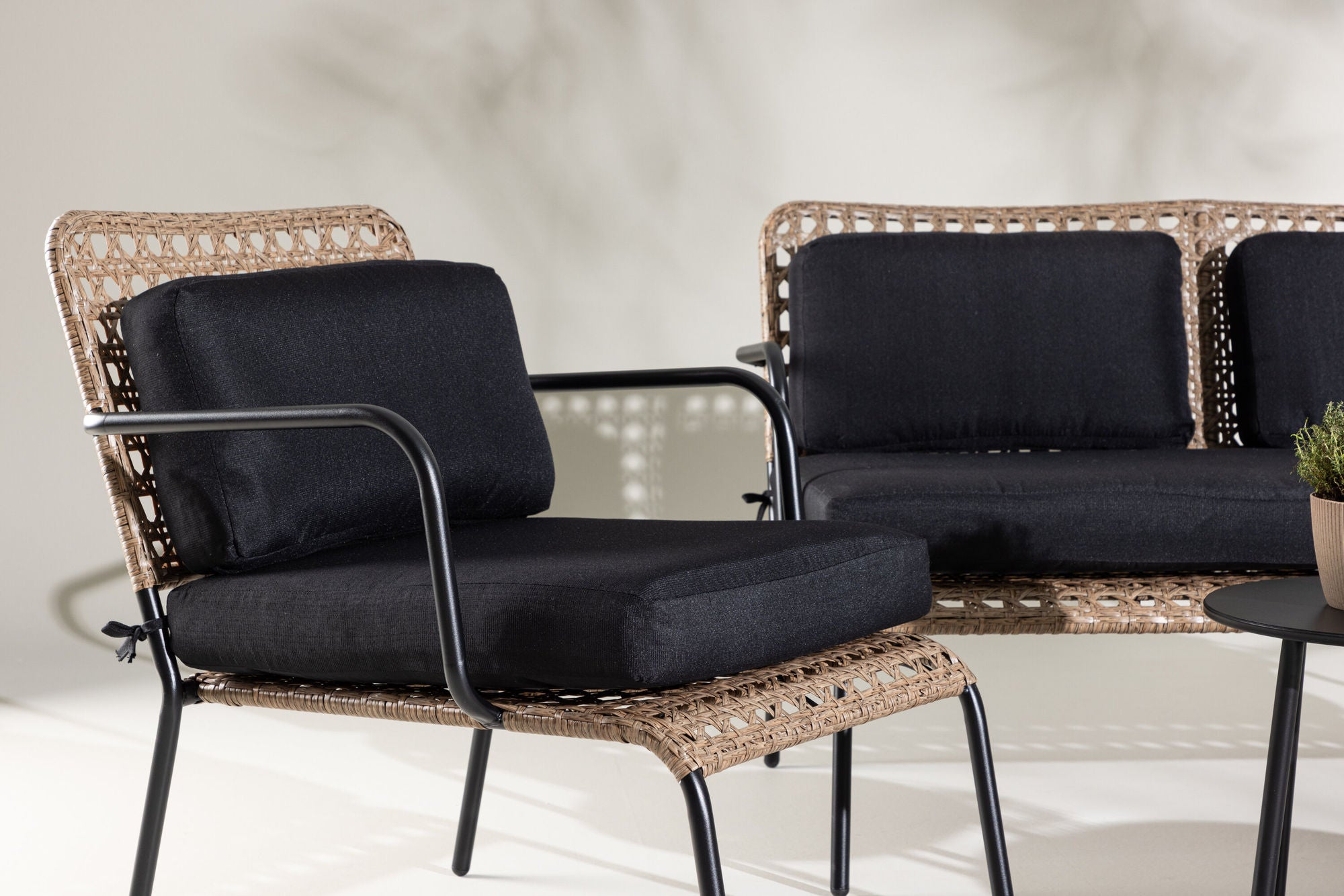 Venture Home Paola Sofa set - Black Steel / Nature Wicker / Black Cushion