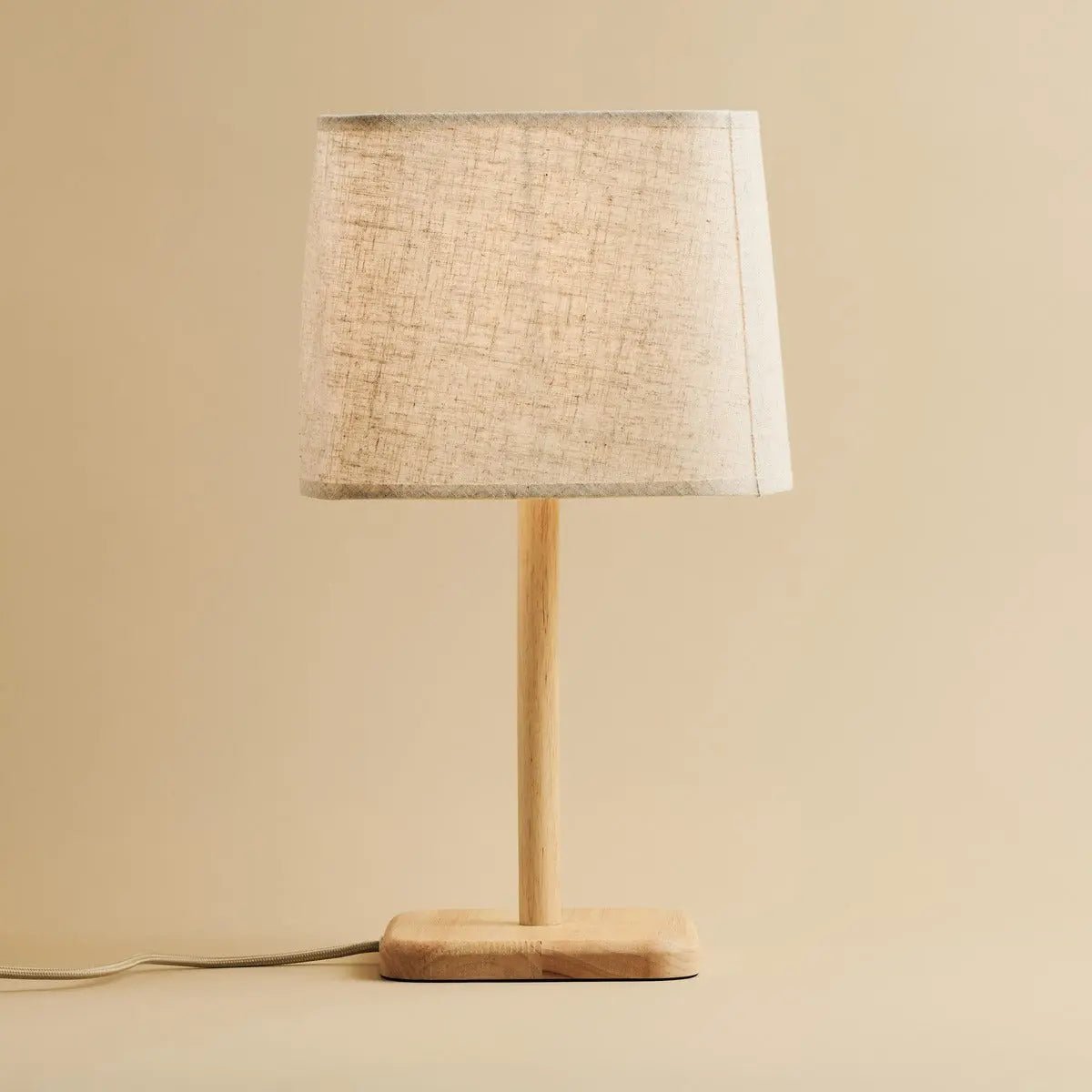 Marley træ bordlampe med beige skærm