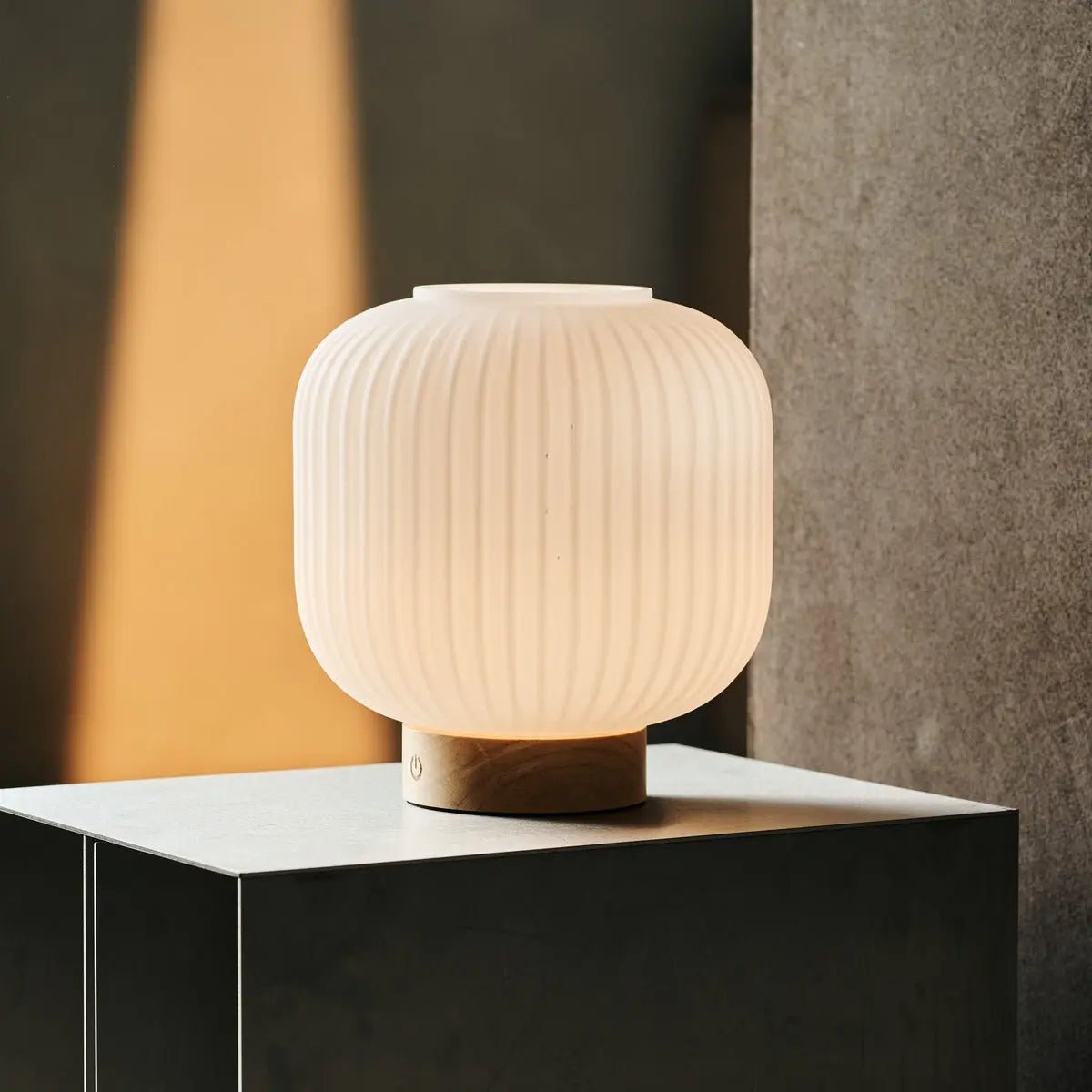 Lyla lysebrun unik genopladelig bordlampe
