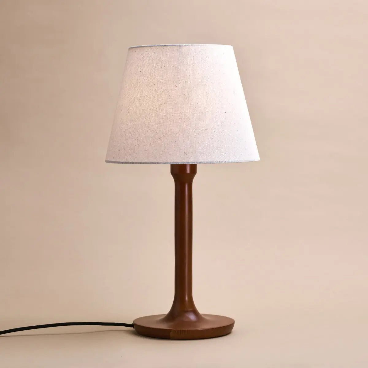 Nova kastanjebrun træ bordlampe