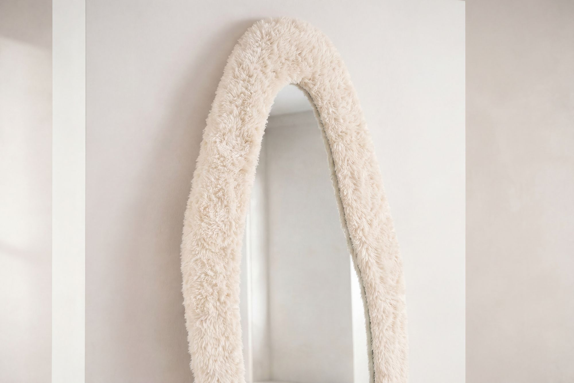 Venture Home Mirza spejl - 193*67cm - Beige Fake Fur / Glass