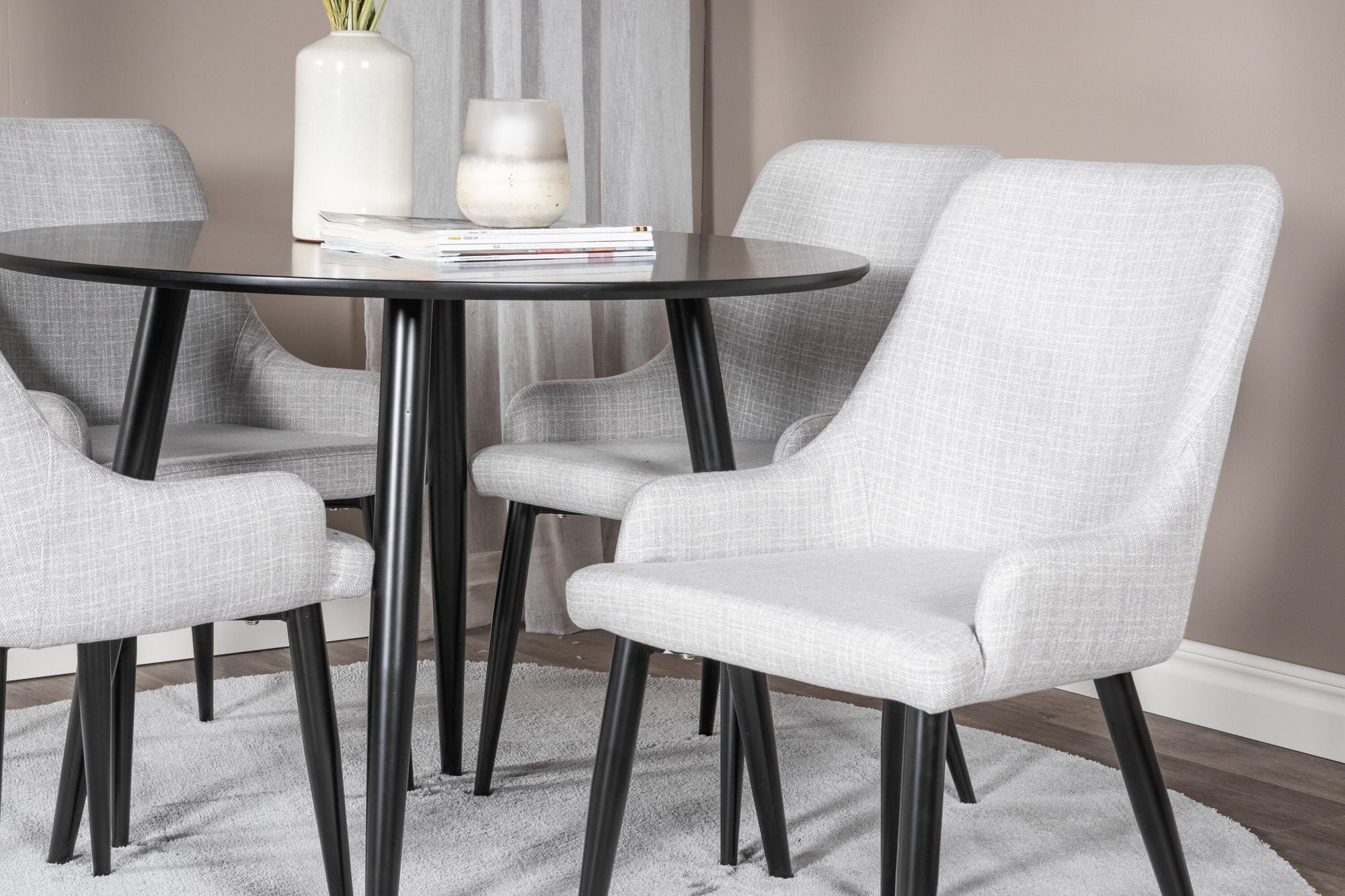 Venture Home Plaza Runt Matbord - Svart / Svart - ø100*H75 +Plaza Dining chair - Black legs - Light Grey Fabric _4