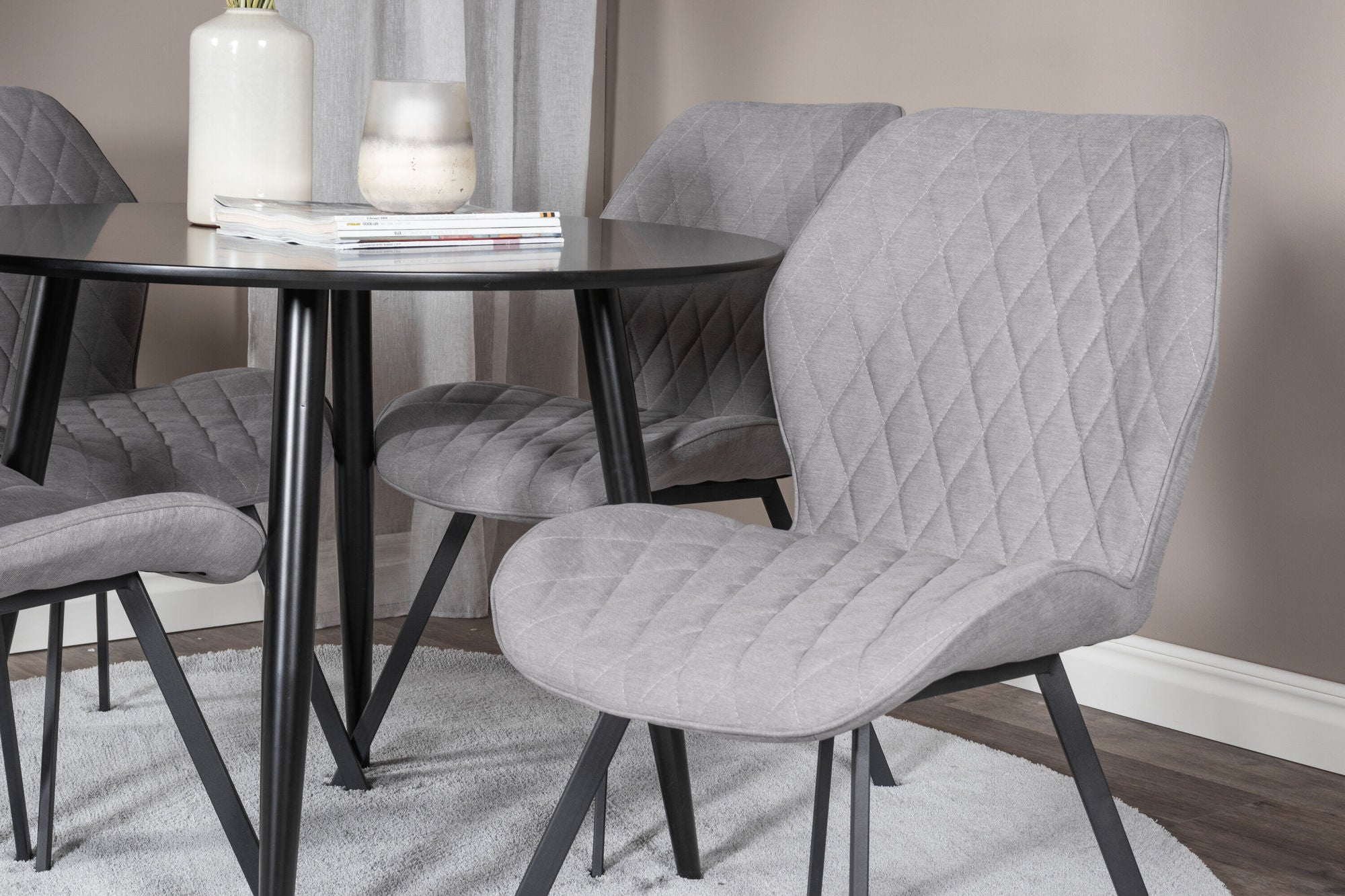 Venture Home Plaza Runt Matbord - Svart / Svart - ø100*H75 +Gemma Spisebordsstol - Black Legs - Grey Fabric _4