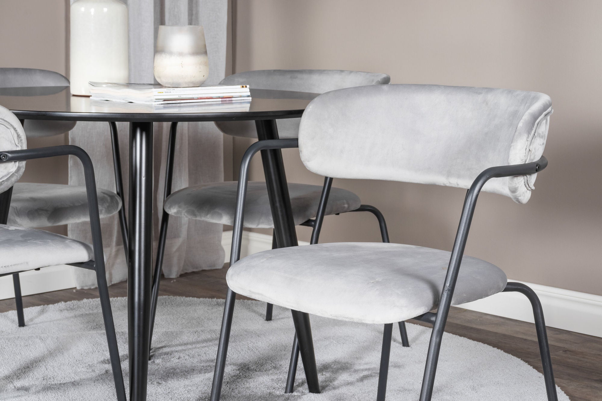Venture Home Plaza Runt Matbord - Svart / Svart - ø100*H75 +Arrow armchair - Black Legs - Grey Velvet _4
