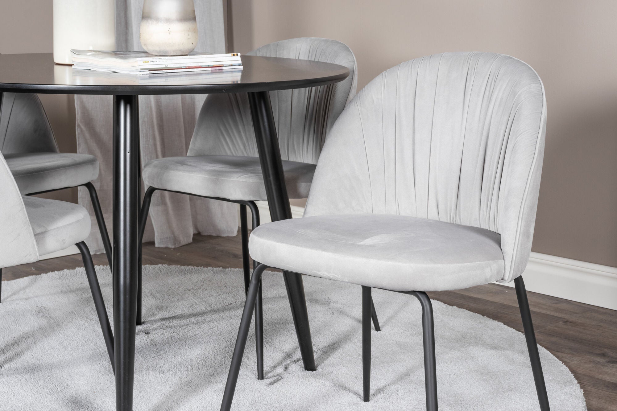 Venture Home Plaza Runt Matbord - Svart / Svart - ø100*H75 +Wrinkles Spisebordsstol - Black Legs - Grey Velvet _4