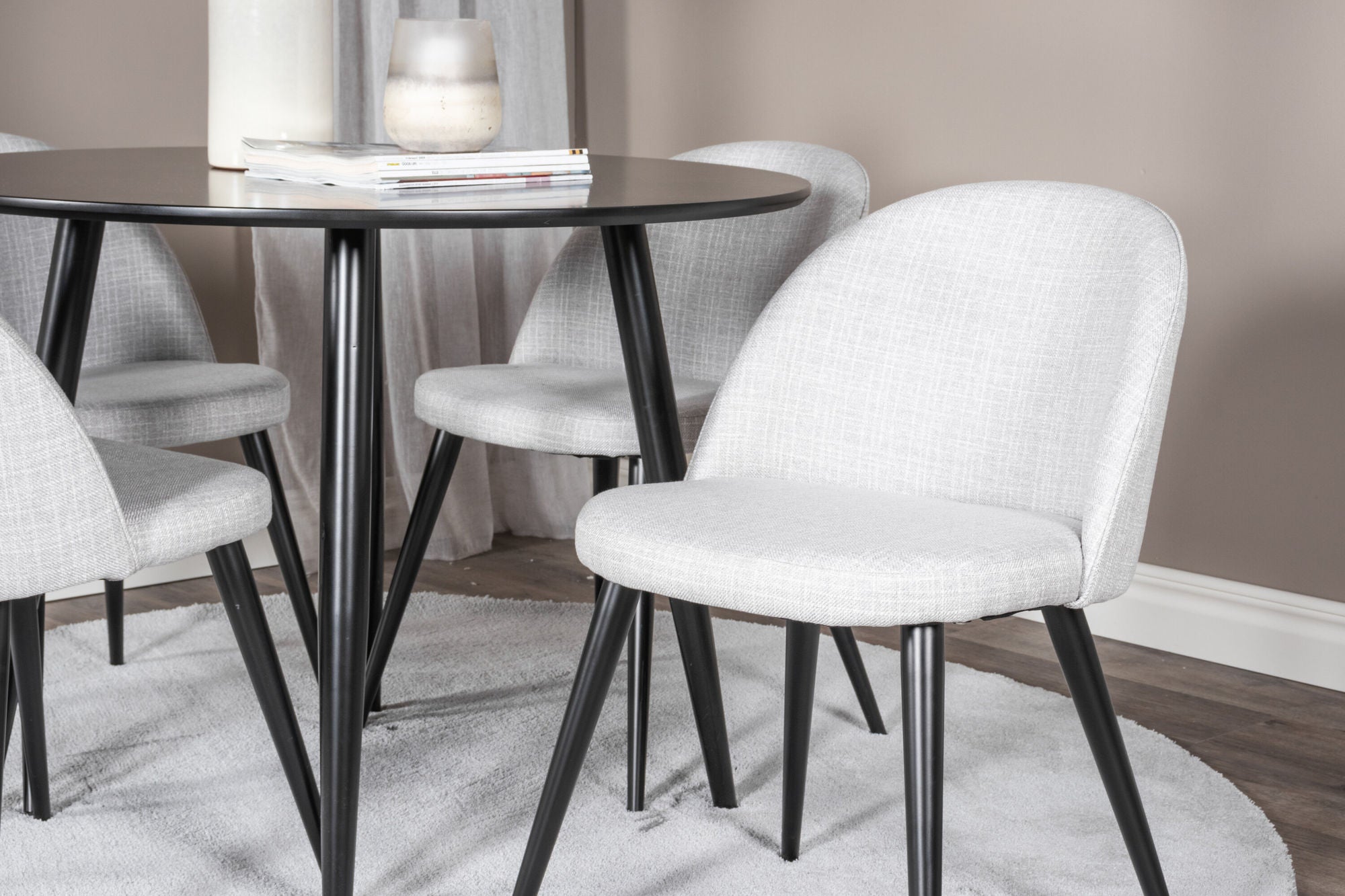 Venture Home Plaza Runt Matbord - Svart / Svart - ø100*H75 +Velvet Spisebordsstol - Black legs - Light GreyFabric _4