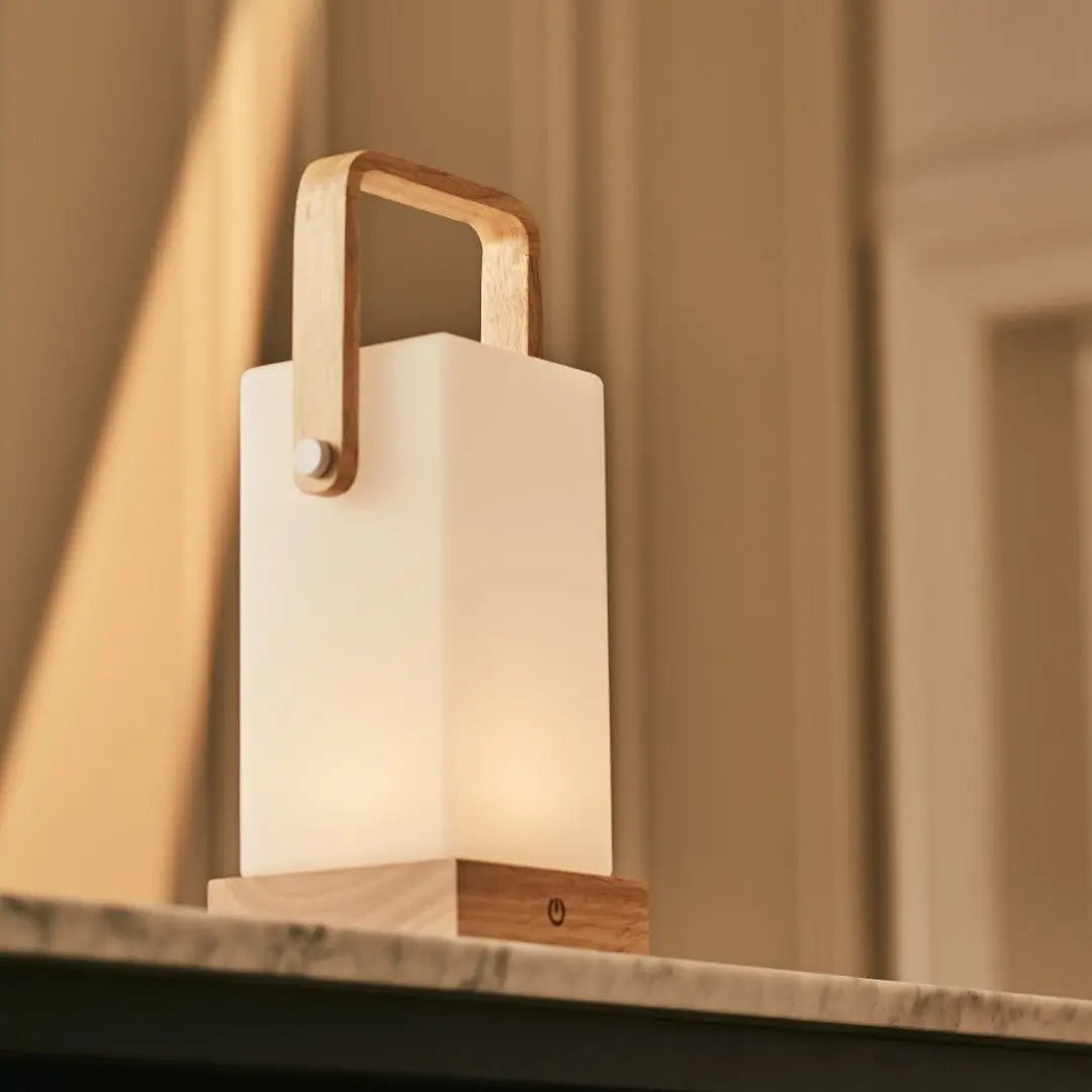 Harper lysebrun genopladelig træ bordlampe