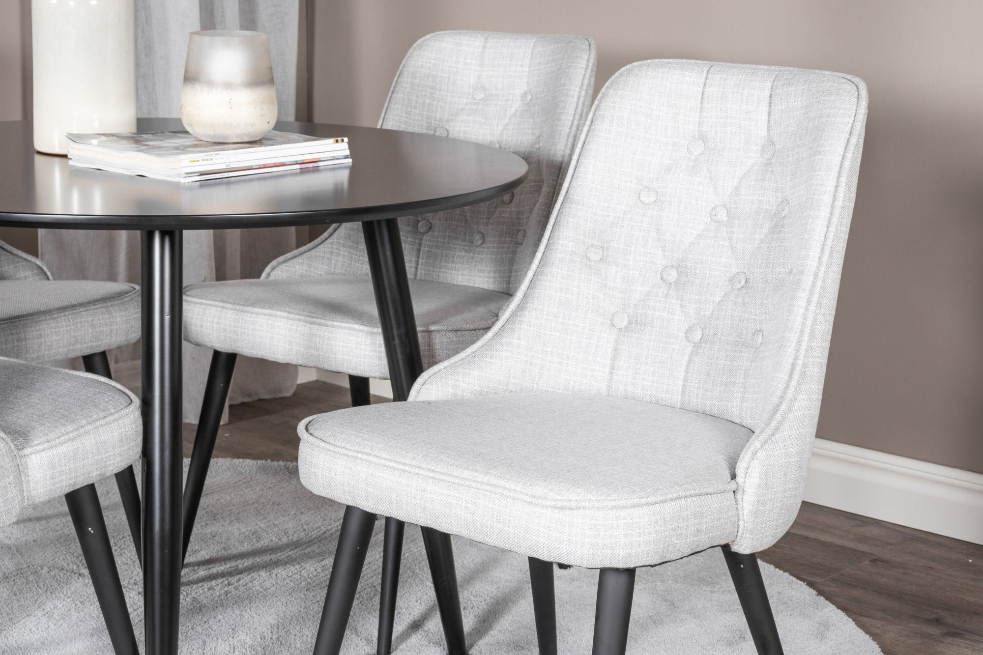 Venture Home Plaza Runt Matbord - Svart / Svart - ø100*H75 +Velvet Deluxe Spisebordsstol - Black Legs - Light Grey Fabric _4