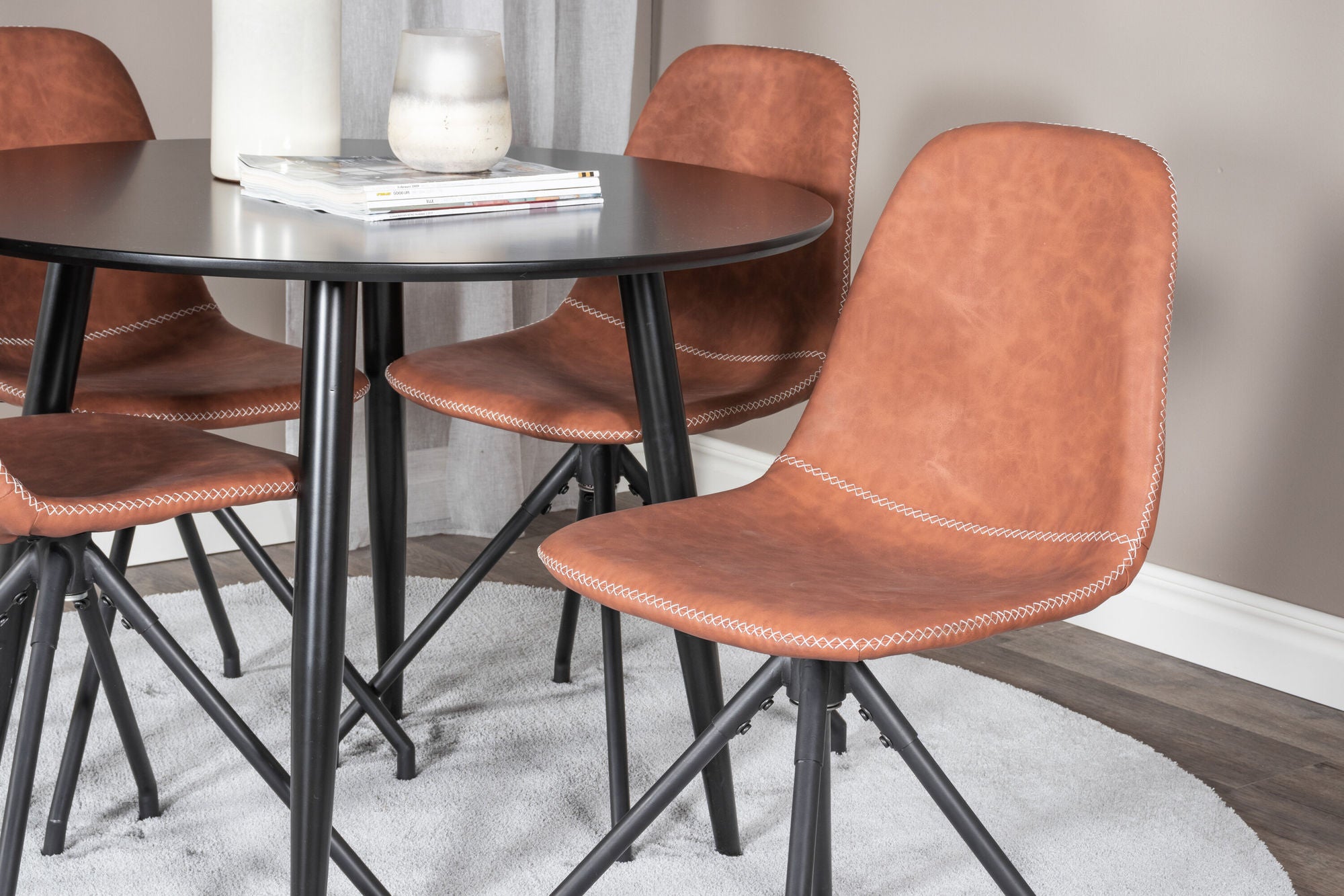 Venture Home Plaza Runt Matbord - Svart / Svart - ø100*H75 +Polar Spisebordsstol with Spin function - black Legs - Brown PU - White Stitches _4