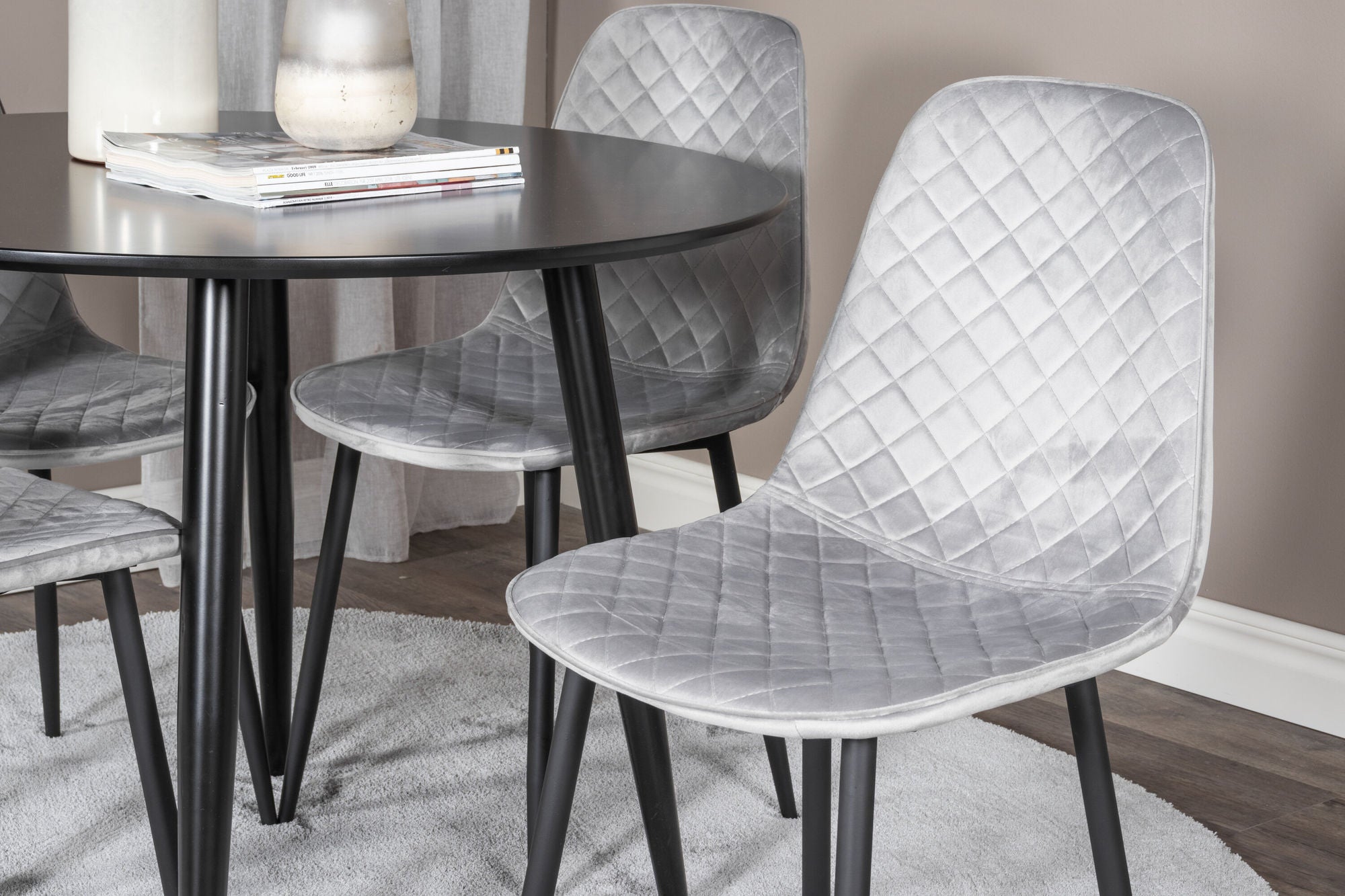Venture Home Plaza Runt Matbord - Svart / Svart - ø100*H75 +Polar Diamond Spisebordsstol - Black Legs - Grey Velvet _4