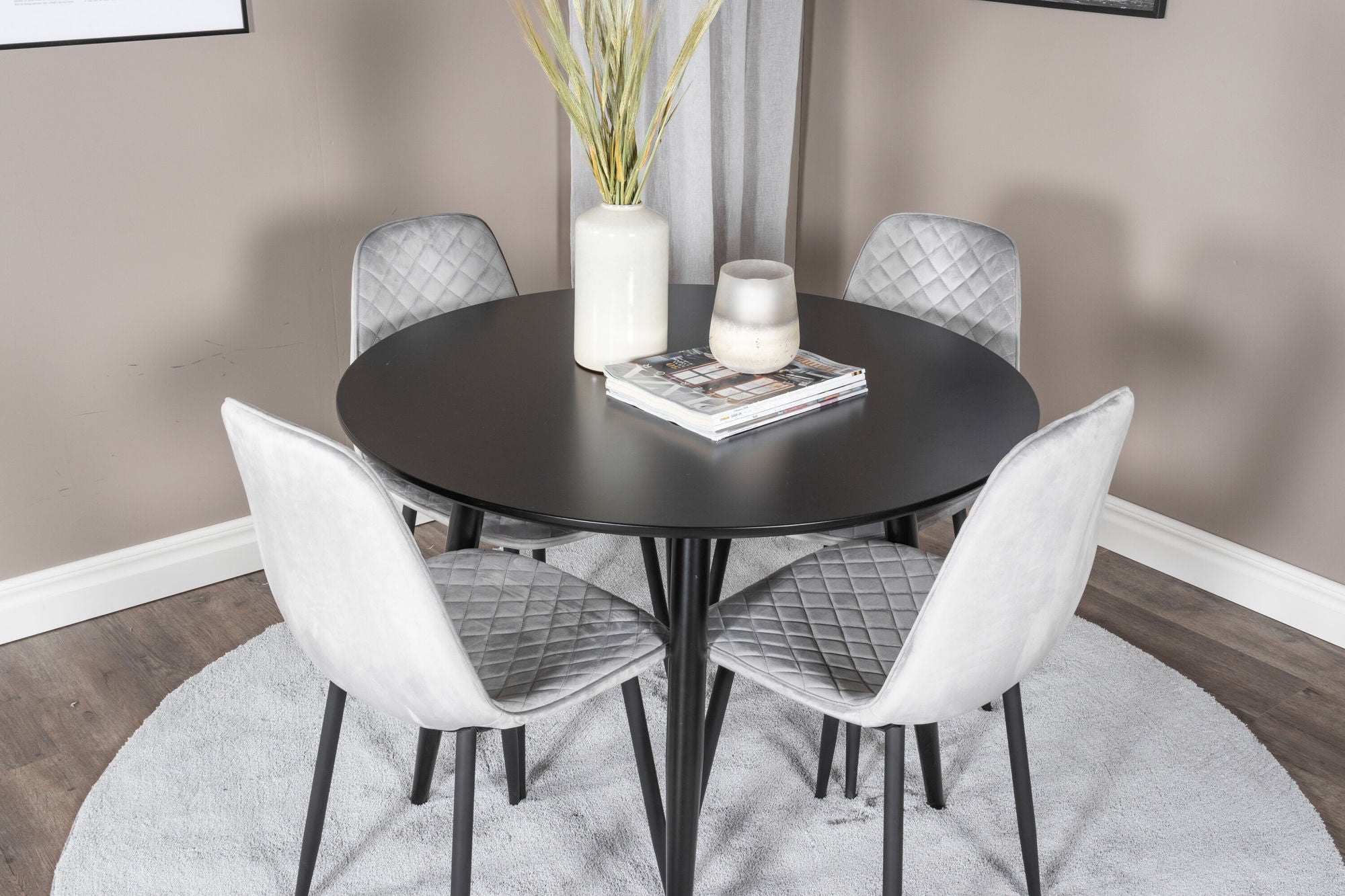 Venture Home Plaza Runt Matbord - Svart / Svart - ø100*H75 +Polar Diamond Spisebordsstol - Black Legs - Grey Velvet _4