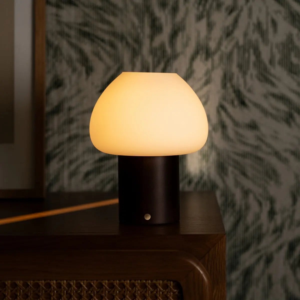 Fynn Mørkebrun genopladelig træ bordlampe